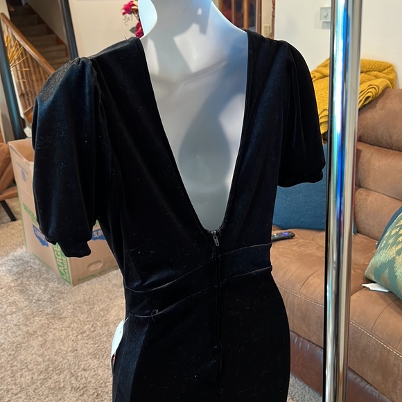 Black BodyCon V-Neck Dress - Picture 5 of 5